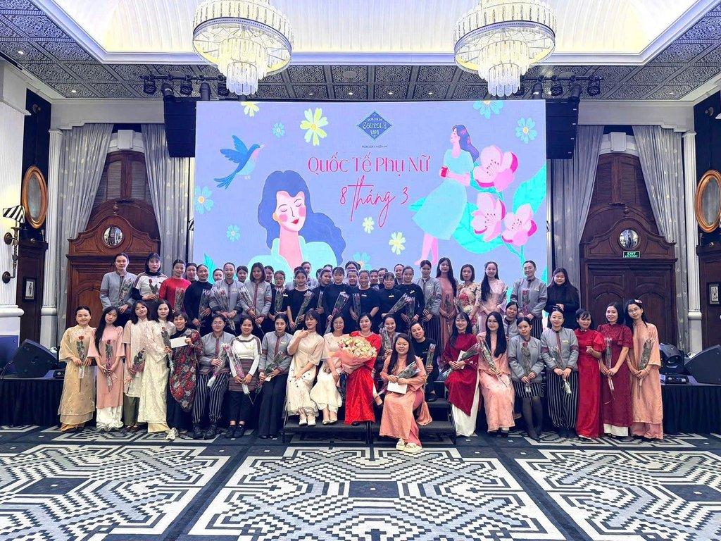 Lãnh đạo khách sạn chúc mừng nhân viên nữ