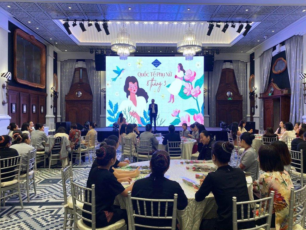 Tập thể nữ nhân viên rạng rỡ