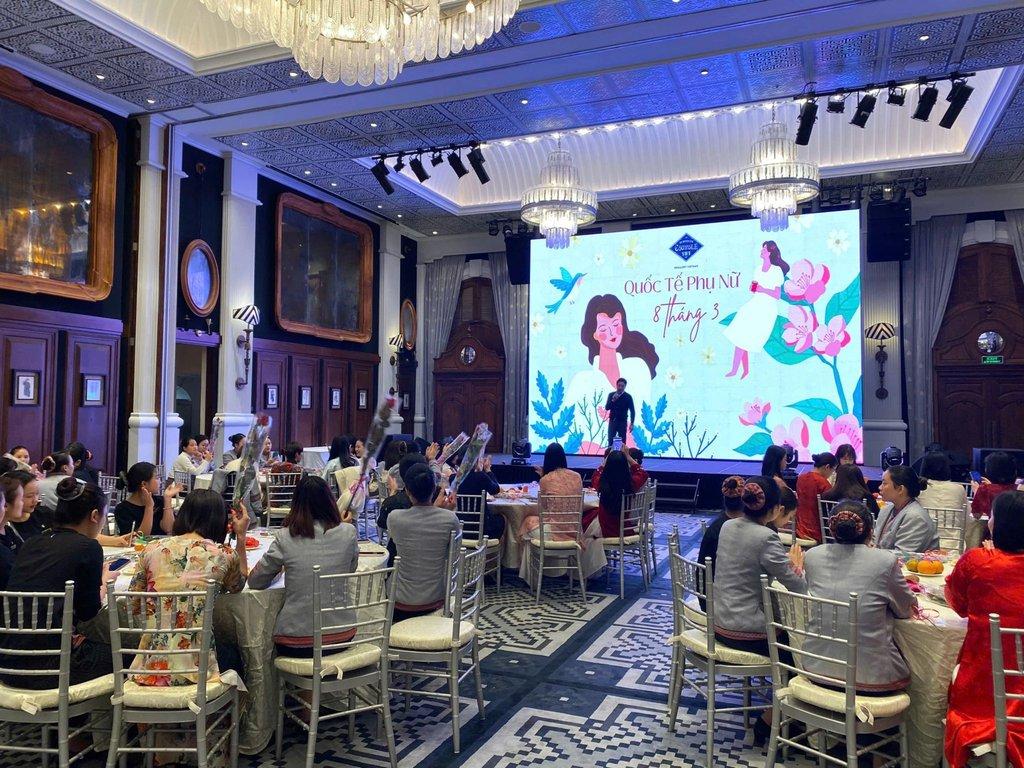 Tập thể nữ nhân viên rạng rỡ